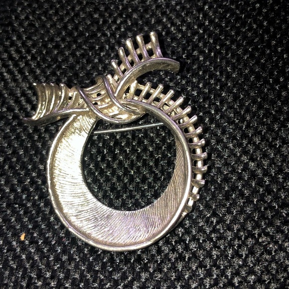 Elegant Silver Brooch with Bow Design - Picture 5 of 5